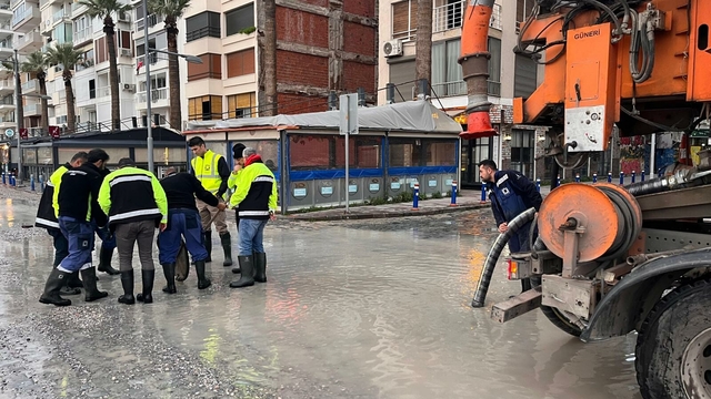 İzmir'de kuvvetli rüzgarda park halindeki otomobilin üzerine ağaç devrildi (3)