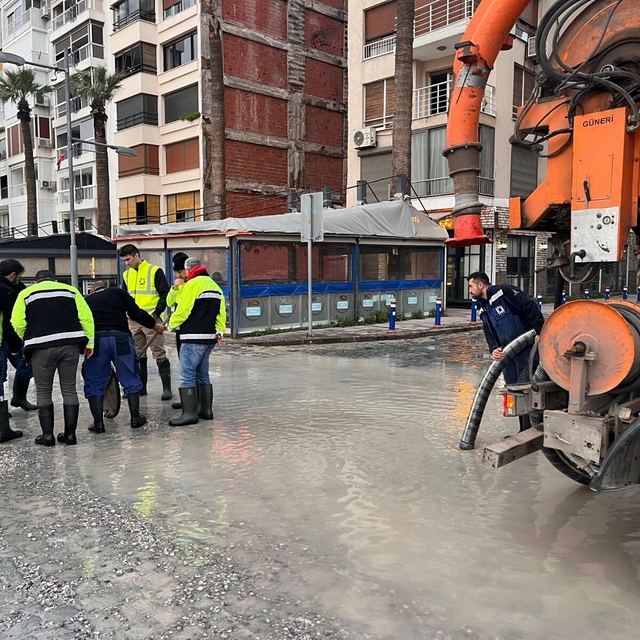 İzmir'de kuvvetli rüzgarda park halindeki otomobilin üzerine ağaç devrildi...