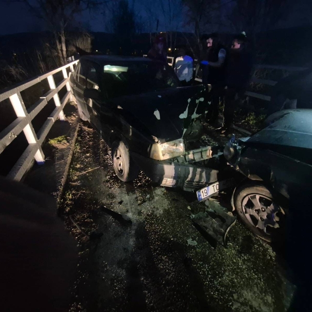 Bursa'da iki otomobil kafa kafaya çarpıştı: 3 yaralı