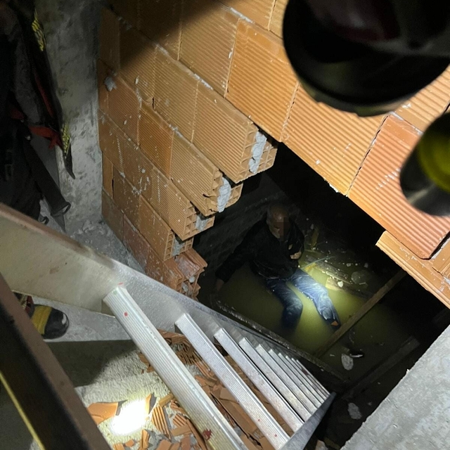 Balıkesir'de asansör boşluğuna düşen kişi kurtarıldı; o anlar kamerada