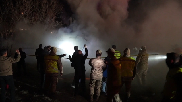 Gümüşhane'de yangın sonrası ekipler çalışırken ahşap ev çöktü