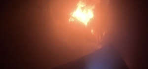 İtfaiye erlerinin ateşe verilen evi söndürme anları kask kamerasında