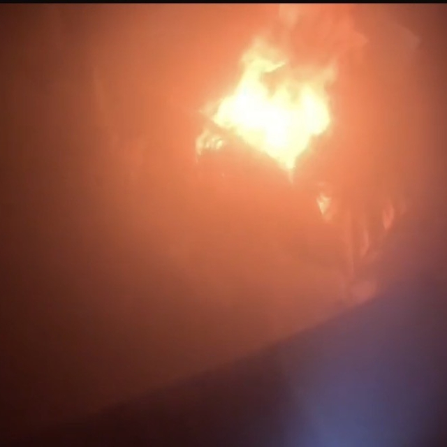 İtfaiye erlerinin ateşe verilen evi söndürme anları kask kamerasında