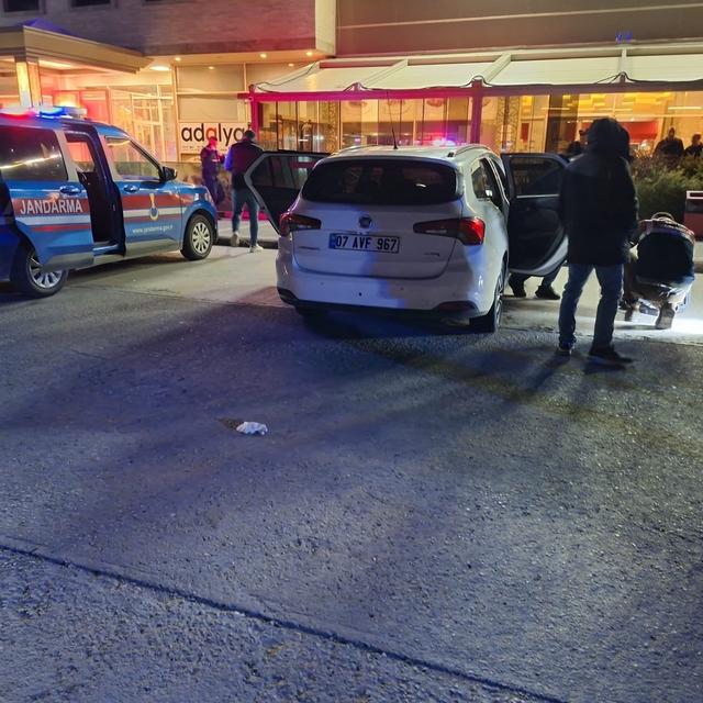 Dinlenme tesisinde 5 gündür park halinde olan otomobilden ceset çıktı