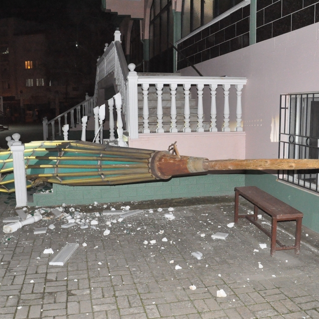 Salihli ilçesini fırtına vurdu, minarenin külahı koptu, çok sayıda ağaç dev...