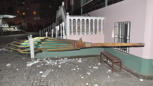 Salihli ilçesini fırtına vurdu, minarenin külahı koptu, çok sayıda ağaç devrildi