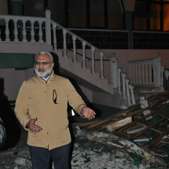 Manisa'da şiddetli rüzgar; minarenin külahı uçtu, 100'den fazla ağaç devril...