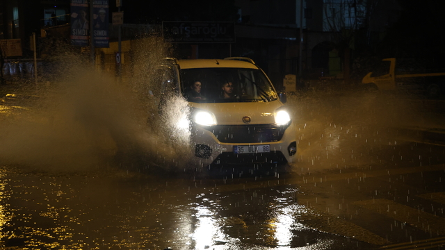 İzmir'de sağanak; cadde ve sokaklar göle döndü