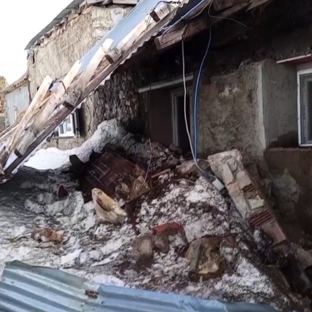 Erzincan'da fırtına çatıları uçurdu