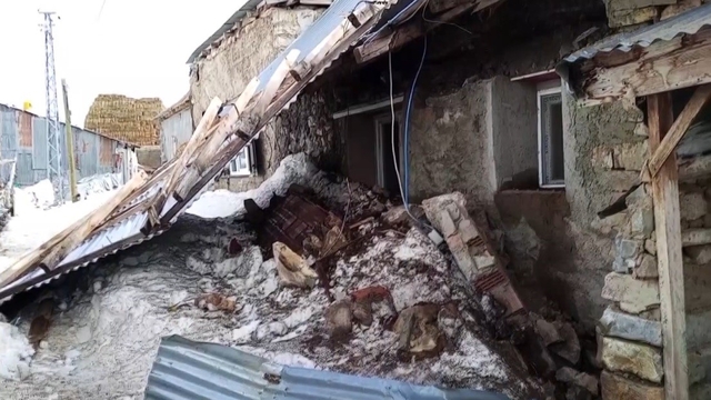 Erzincan'da fırtına çatıları uçurdu