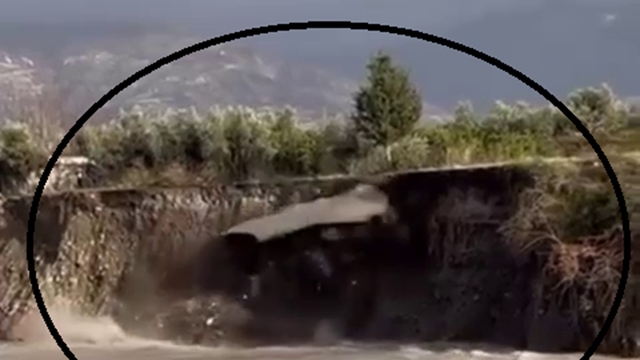 Aşırı yağışla birlikte yolda yaşanan çökme anı görüntülendi