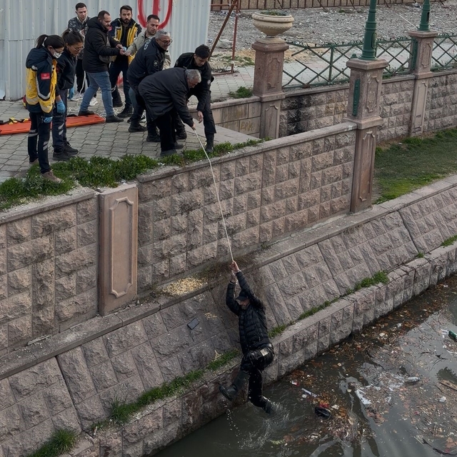 Porsuk Çayı'na düşen şahıs sarkıtılan iple çıkarıldı