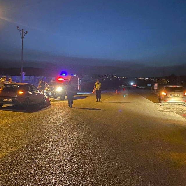 Bilecik'te iki araç çarpıştı: 3 yaralı