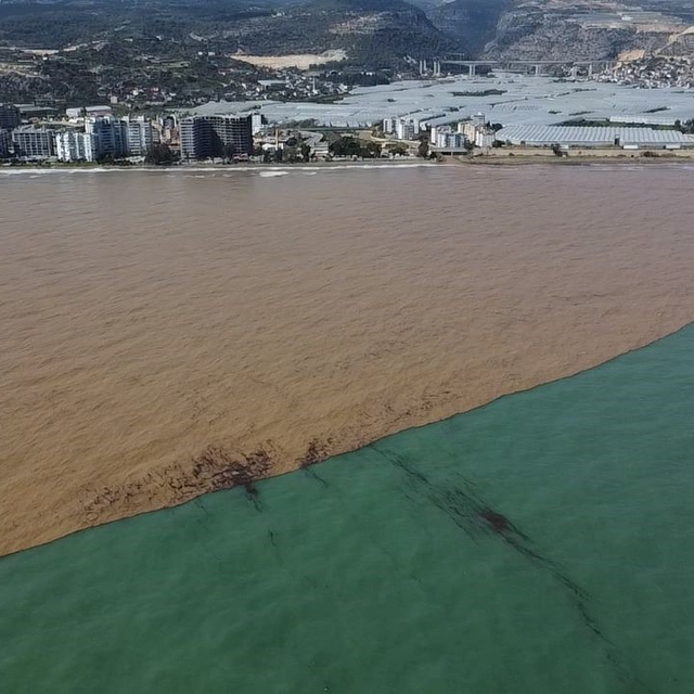 Derelerden Akdeniz'e akan sel suları kıyı şeridini çamura bürüdü