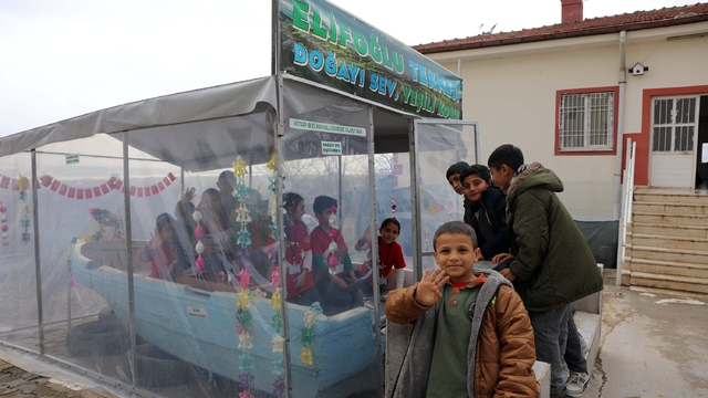 Fırat Nehri'ndeki atıl tekneyi onarıp, öğrencileri için kütüphaneye çevirdi