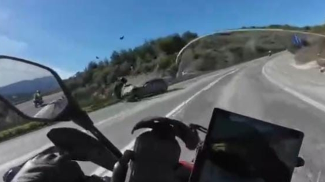 Motosiklette ölüm böyle geldi...
Sollama yapıp karşı şeride geçen motosiklet ile otomobil kafa kafaya çarpıştı o anlar kask kamerasında
Hatalı sollama yapan motosiklet sürücüsü hayatını kaybetti