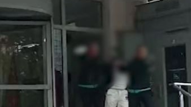 Boşanma aşamasındaki eşini defalarca bıçaklayıp, sonra babasını aramış