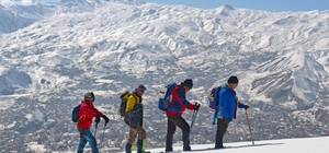 Hakkari'de Vatan Tepesi'ne zorlu kış tırmanışı