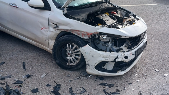 Balıkesir'de iki otomobilin çarpıştığı kazada 5 kişi yaralandı