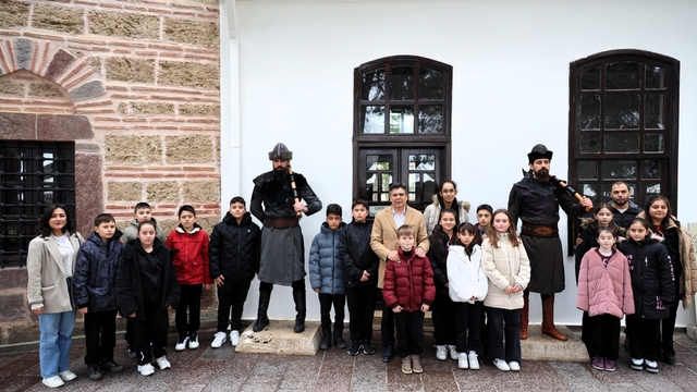 Söğüt'e gelen öğrencilere başkan Durgut Ertuğrulgazi Türbesi'nde rehberlik etti