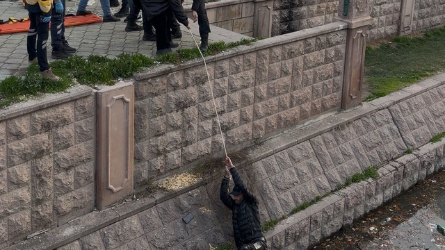 Porsuk Çayı'na düşen şahıs sarkıtılan iple çıkarıldı