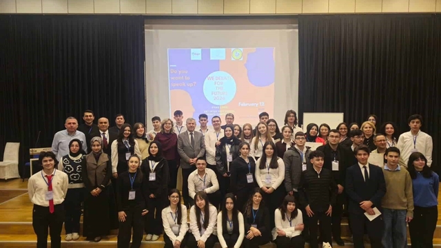Sivas'ta İngilizce münazara yarışması düzenlendi
Sivas'ta 18 okul takımının katılımıyla ilk kez düzenlenen "We Debate For The Future 2026" İngilizce münazara yarışmasında öğrenciler hitabet ve akademik başarılarıyla göz doldurdu. Yarışmada Sivas Lisesi birinci olurken, Sivas Fen Lisesi ikinci, Cumhuriyet Anadolu Lisesi üçüncü oldu.