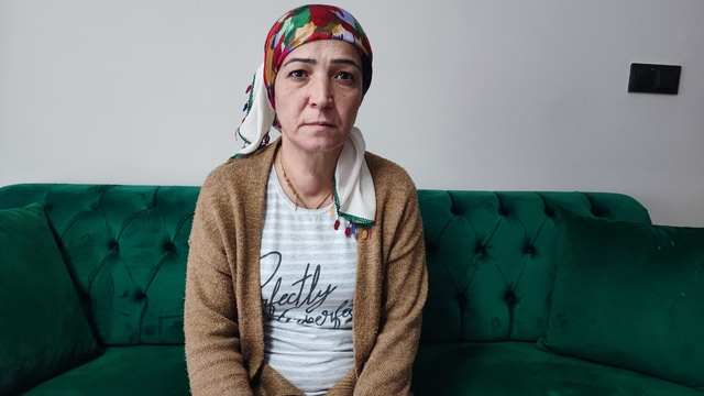 Kuzenine IBAN veren genç kız cezaevine girdi, engelli annesi gözyaşlarına boğuldu
Anne Türkan Budak:
"Kızım 3 yıl 2 ay 3 gün hapis cezası aldı"
"14 dosyası daha var biri de istinafta, ondan da 2 yıl 2 ay hapis cezası aldı"
"Onu cezaevinde bırakıp gelmek çok zor oluyor"
