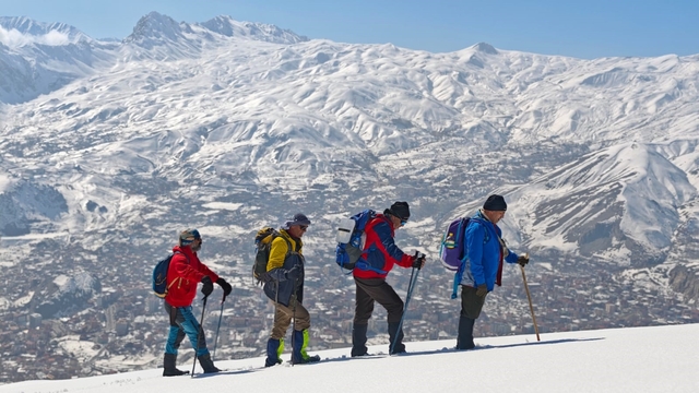 Hakkari'de Vatan Tepesi'ne zorlu kış tırmanışı
