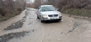 Tokat'ta köy yolları eriyen karlar nedeniyle su altında kaldı