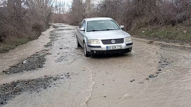 Tokat'ta köy yolları eriyen karlar nedeniyle su altında kaldı