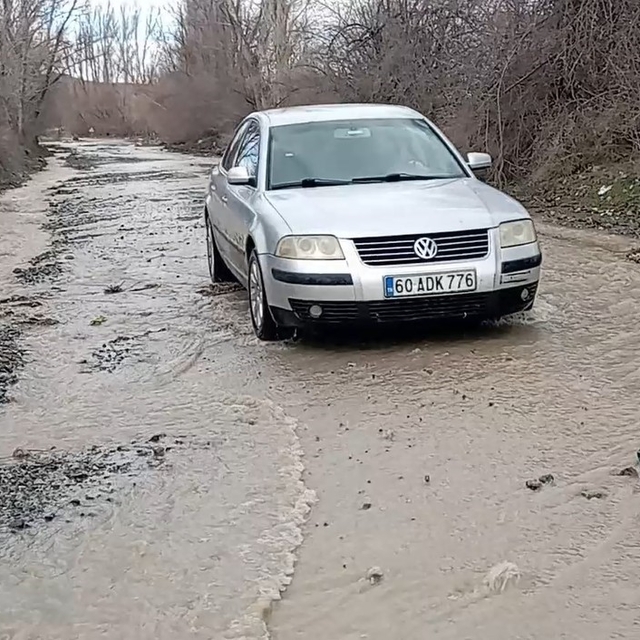 Tokat'ta köy yolları eriyen karlar nedeniyle su altında kaldı