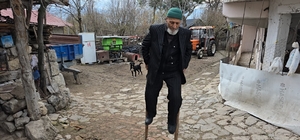 Kendi yaptığı 'ayakcak' ile mahalleyi geziyor
