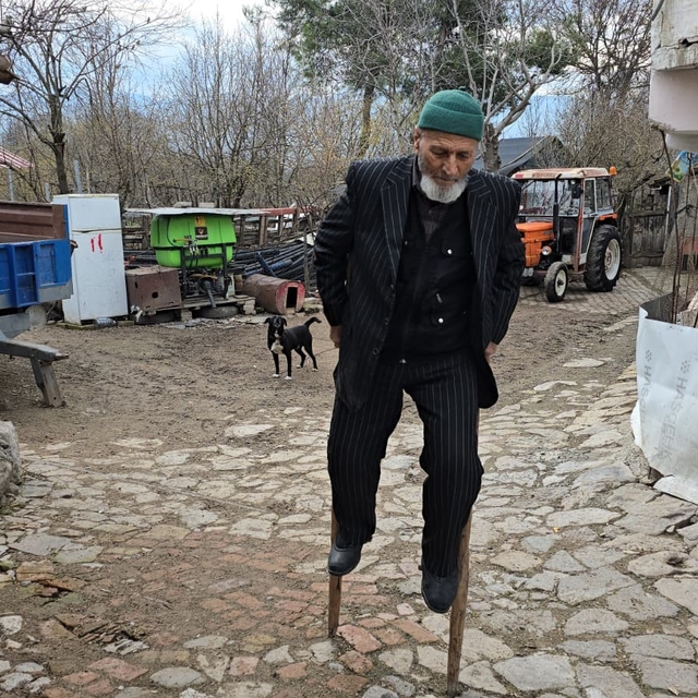 Kendi yaptığı 'ayakcak' ile mahalleyi geziyor