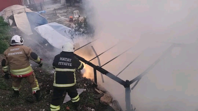Hatay'da odunluk yangını evlere sıçramadan söndürüldü
