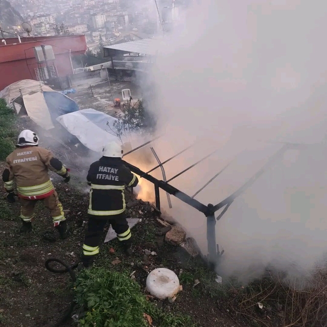 Hatay'da odunluk yangını evlere sıçramadan söndürüldü