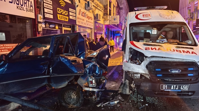 Adana'da ambulans park halindeki otomobile çarptı