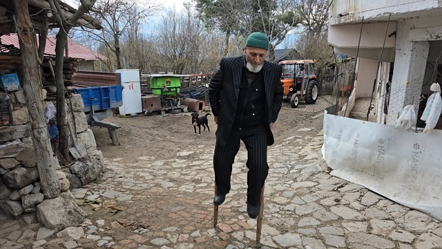Kendi yaptığı 'ayakcak' ile mahalleyi geziyor