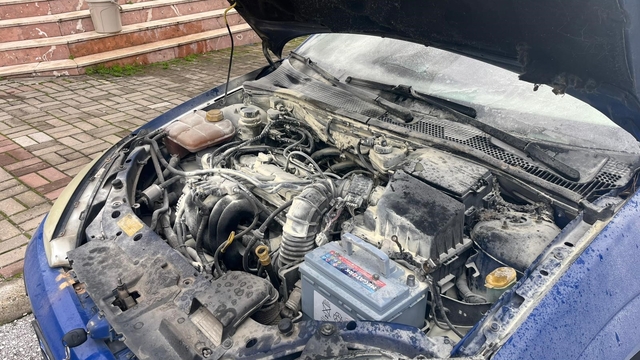 Alanya'da park halindeyken yanan otomobilin motor kısmında zarar oluştu