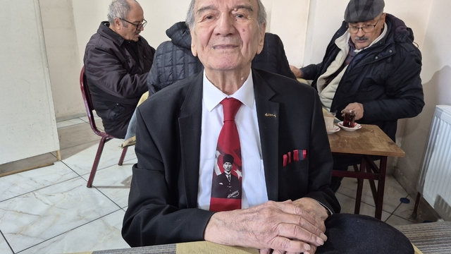 İnsanlara olan sevgi ve saygısından yıllardır takım elbise giyiyor
Eskişehir'de 91 yaşındaki emekli öğretmenin takım elbise prensibi