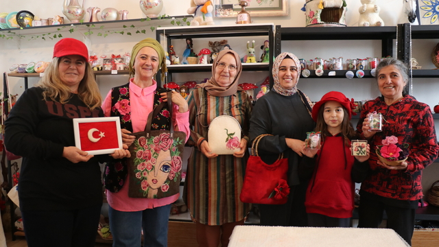 Isparta'da kooperatif çatısı altında buluşan kadınlar keçeden ürün yapıp satıyor