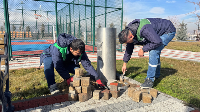 Kayseri Büyükşehir Belediyesi ekipleri millet bahçesinde bakım, onarım ve temizlik çalışmalarını sürdürüyor