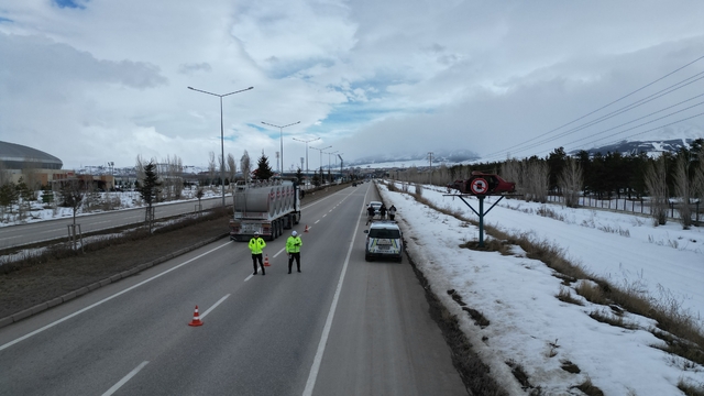 Erzurum'da yol kenarında sergilenen hurda araçlar trafikte farkındalık oluşturuyor