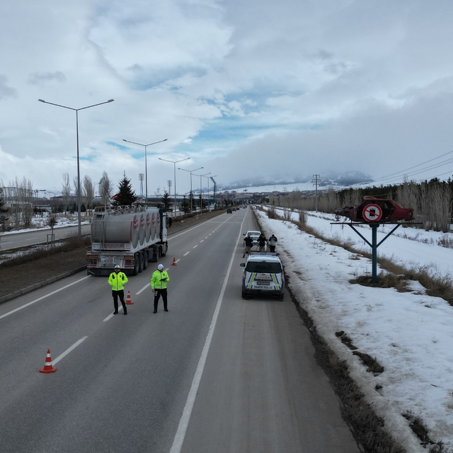 Erzurum'da yol kenarında sergilenen hurda araçlar trafikte farkındalık oluş...