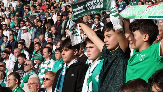 Bursaspor sevgisi Osmangazi'de büyüyor
Geleceğin taraftarları tribünlerde yerini aldı