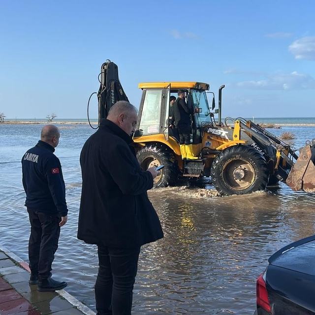 Enez'de deniz taştı; belediye ekipleri çalışma başlattı
