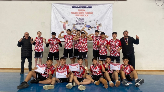 Sivas Şehit Adnan Saka Ortaokulu voleybol takımının şampiyonluk sevinci