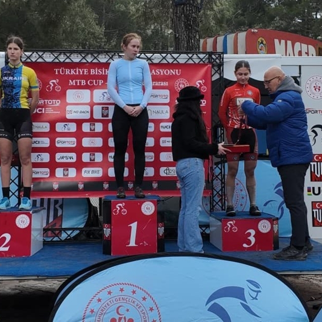 Akhisarlı bisikletçilerden Alanya'da çifte başarı