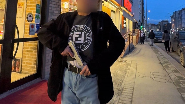 Fotoğrafını çekmek istediği şahıs silah çekti, korku dolu anlar kameraya yansıdı
Sokak fotoğrafçısı Selim Çalışkan, silahın oyuncak olduğunu anlayınca rahat bir nefes aldı
Tulum müziği ile dolaşan şahıs, "Üstüme gelince çekmiş bulundum, Süleyman Çakır'ın yeğeniyiz, bizde yanlış olmaz" dedi