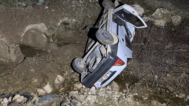 Isparta'da otomobil şarampole yuvarlandı: 5 yaralı