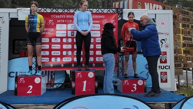 Akhisarlı bisikletçilerden Alanya'da çifte başarı